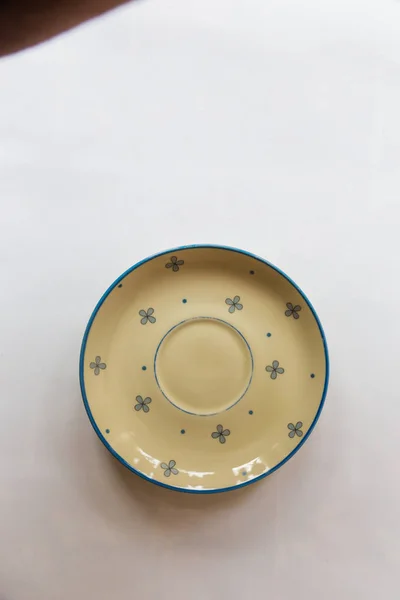 bir sarı çiçek plakalı yuvarlak ve beyaz arka plan üzerinde çizgi deseni