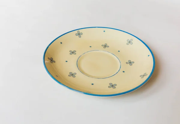 bir sarı çiçek plakalı yuvarlak ve beyaz arka plan üzerinde çizgi deseni