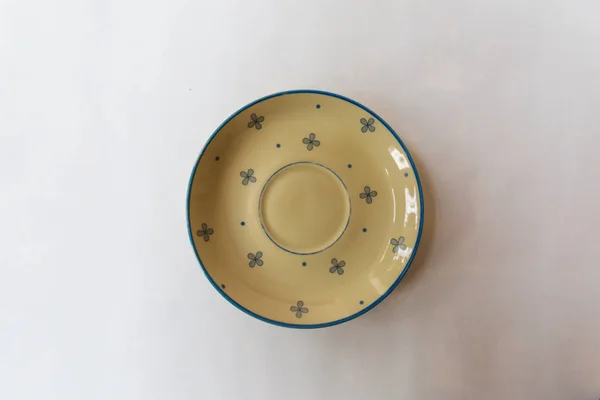 bir sarı çiçek plakalı yuvarlak ve beyaz arka plan üzerinde çizgi deseni