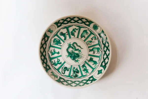 beyaz bir çiçek plakalı yuvarlak ve beyaz arka plan üzerinde çizgi deseni