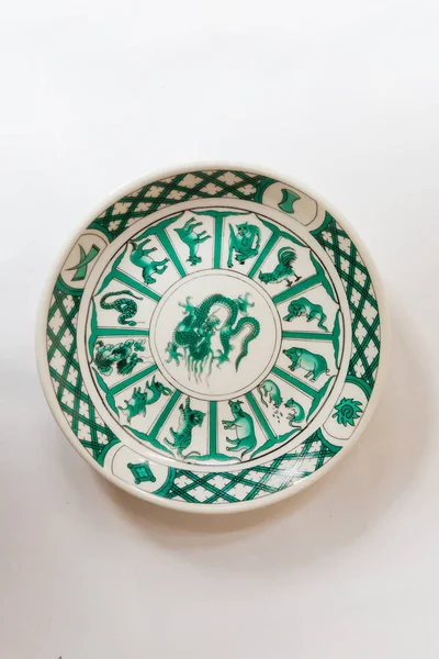 beyaz bir çiçek plakalı yuvarlak ve beyaz arka plan üzerinde çizgi deseni