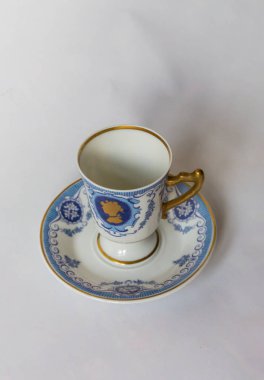 desenli beyaz arka plan üzerinde beyaz bir çay seti