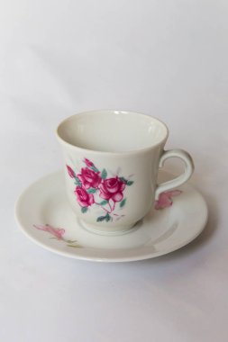 desenli beyaz arka plan üzerinde beyaz bir çay seti