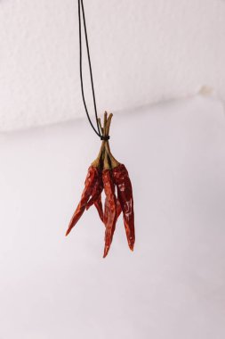Beyaz arka plan üzerinde kurutulmuş biber demet