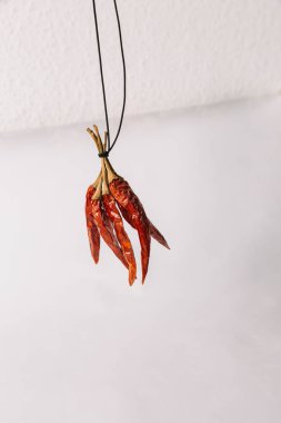 Beyaz arka plan üzerinde kurutulmuş biber demet