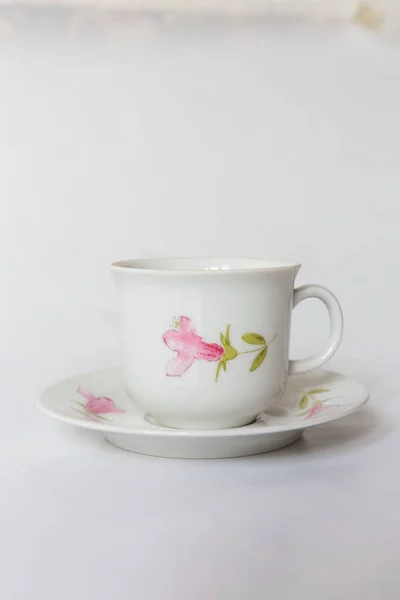 desenli beyaz arka plan üzerinde beyaz bir çay seti