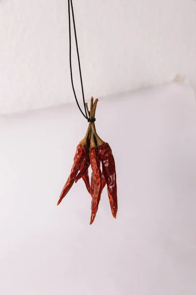 Beyaz arka plan üzerinde kurutulmuş biber demet