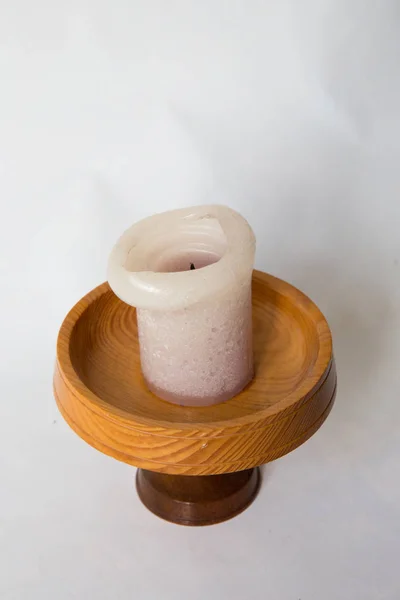 Una Vela Blanca Con Candelero Madera Sobre Fondo Blanco —  Fotos de Stock