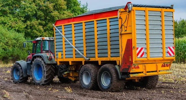 Mısır hasadı, mısır tarlası hasat aracı, traktörlü hasat kamyonu.