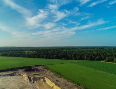 Hava manzaralı çakıl ocağında havadan taş ocağı.