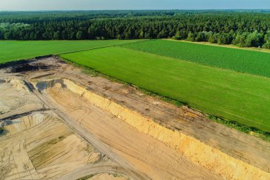 Hava manzaralı çakıl ocağında havadan taş ocağı.