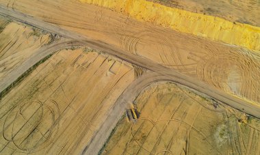 Hava manzaralı çakıl ocağında havadan taş ocağı.