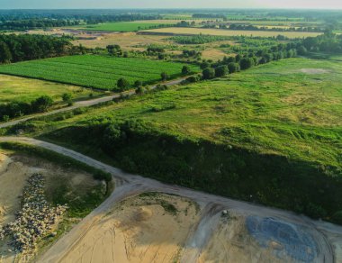 Hava manzaralı çakıl ocağında havadan taş ocağı.
