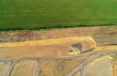 Hava manzaralı çakıl ocağında havadan taş ocağı.
