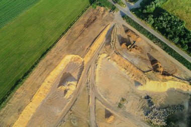 Hava manzaralı çakıl ocağında havadan taş ocağı.