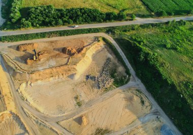 Hava manzaralı çakıl ocağında havadan taş ocağı.