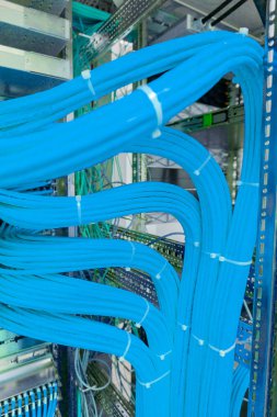 Ağ anahtar bağlantıları için ağ kablo Rj45 ve kablo fiber optik kablo