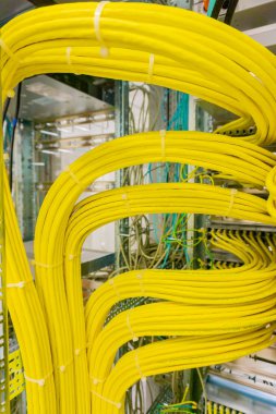 Ağ anahtar bağlantıları için ağ kablo Rj45 ve kablo fiber optik kablo