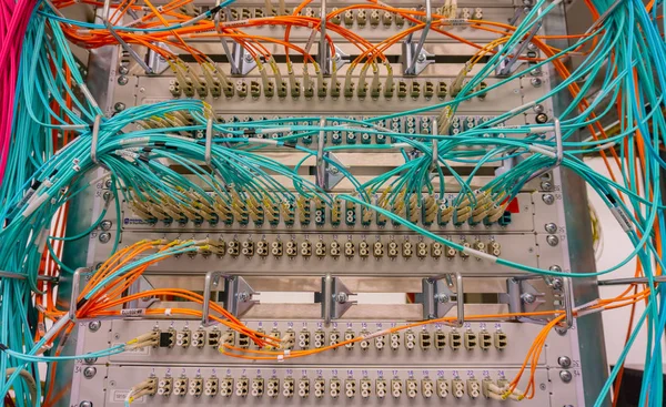 Netwerk Switch Aansluitingen Voor Netwerkkabel Rj45 Kabel Optische Glasvezelkabel — Stockfoto