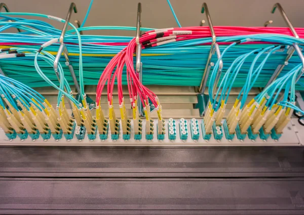 Netzwerk Switch Verbindungen Für Netzwerkkabel Rj45 Und Glasfaserkabel — Stockfoto