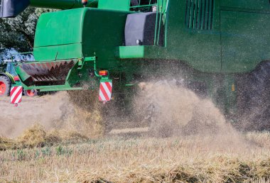 Biçerdöver hububat buğday alan hasat 