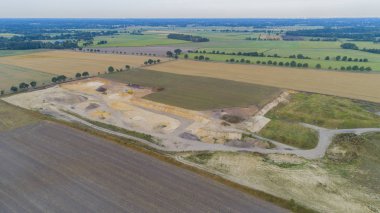 Hava manzaralı çakıl ocağında havadan taş ocağı.