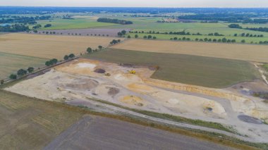 Hava manzaralı çakıl ocağında havadan taş ocağı.