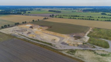 Hava manzaralı çakıl ocağında havadan taş ocağı.