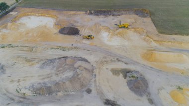 Hava manzaralı çakıl ocağında havadan taş ocağı.