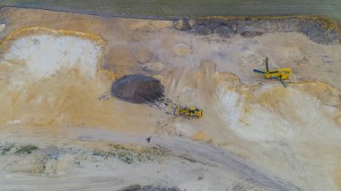 Hava manzaralı çakıl ocağında havadan taş ocağı.