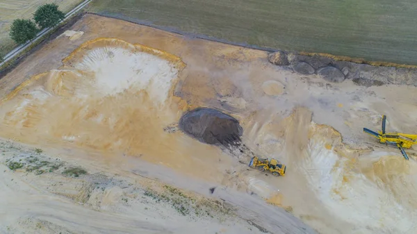 Hava manzaralı çakıl ocağında havadan taş ocağı.