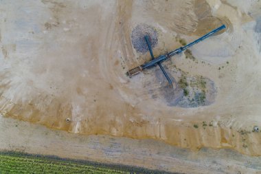 Hava manzaralı çakıl ocağında havadan taş ocağı.