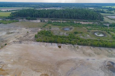 Hava manzaralı çakıl ocağında havadan taş ocağı.