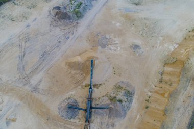 Hava manzaralı çakıl ocağında havadan taş ocağı.