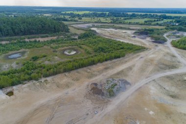 Hava manzaralı çakıl ocağında havadan taş ocağı.