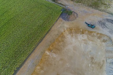 Hava manzaralı çakıl ocağında havadan taş ocağı.