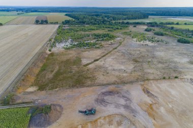 Hava manzaralı çakıl ocağında havadan taş ocağı.