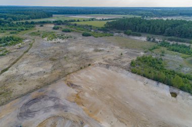 Hava manzaralı çakıl ocağında havadan taş ocağı.