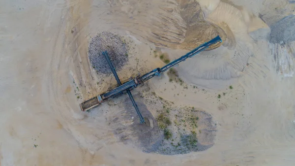 Hava manzaralı çakıl ocağında havadan taş ocağı.