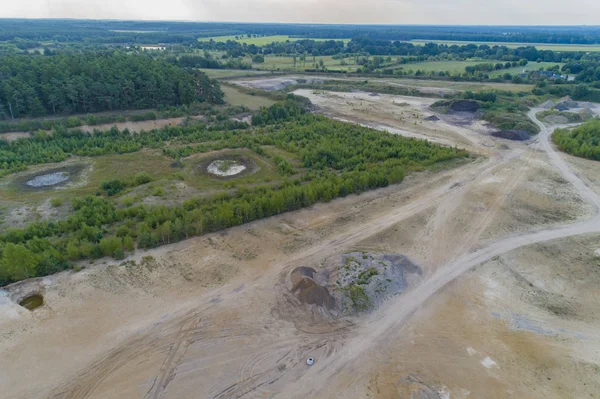Hava manzaralı çakıl ocağında havadan taş ocağı.