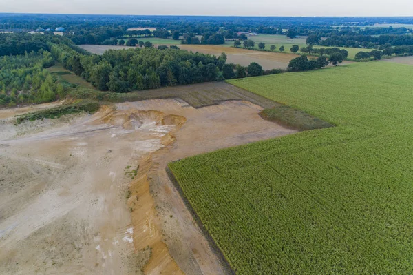 Hava manzaralı çakıl ocağında havadan taş ocağı.