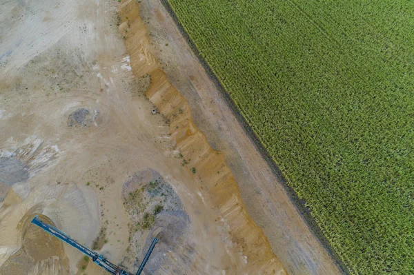 Hava manzaralı çakıl ocağında havadan taş ocağı.