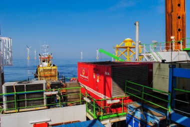 Belçika - Kuzey Denizi, Almanya - 06 Ocak 2018: Belçika - Kuzey Denizi, Natascha Kaukorat tarafından rüzgar çiftliği Rüzgar enerji şirketi repower inşa ediyor