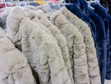 Kış mevsimi için elbise askılığında sahte kürk ceket.