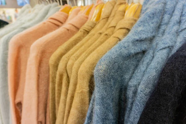 Färgglada Sticka Tröja Cashmere Kläder Rack — Stockfoto