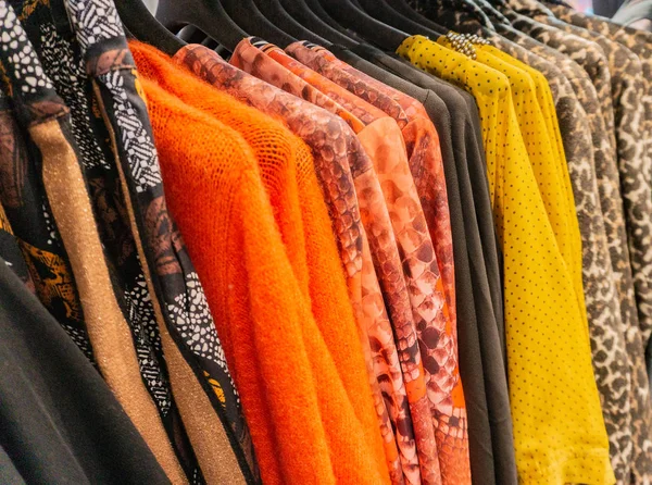 Färgglada Sticka Tröja Cashmere Kläder Rack — Stockfoto