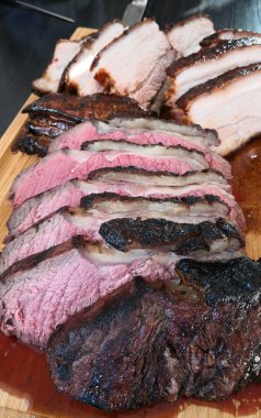 Kıç biftek ve domuz yağı bal Barbekü Marine bir ızgarada pişmiş