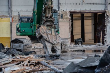 bir binanın tepesinden yıkım Ekskavatör akıntılar