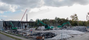 bir binanın tepesinden yıkım Ekskavatör akıntılar