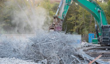 bir binanın tepesinden yıkım Ekskavatör akıntılar